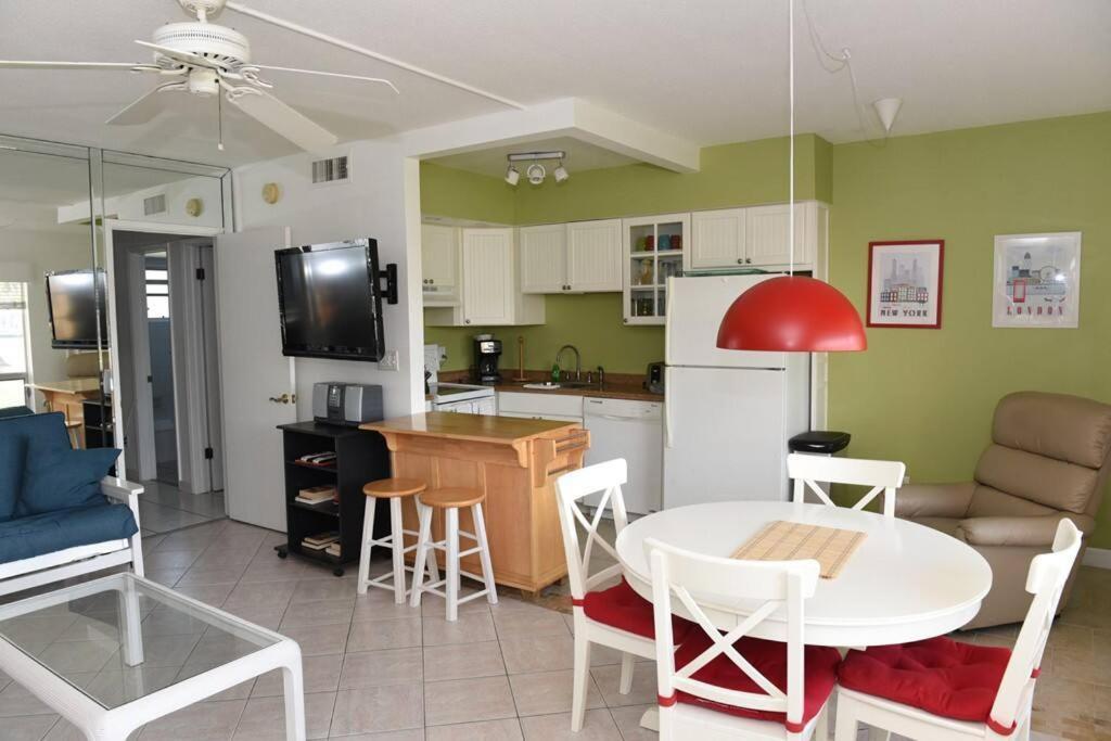 Aloha Apartments On The Intracoastal-Walk To The Beach ปอมปาโนบีช ภายนอก รูปภาพ